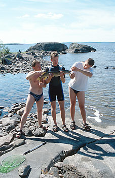 Пойманная Сашей щука. Ловец - в центре.